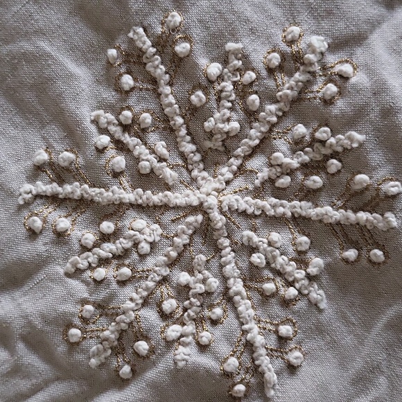 Tree Skirt with Stitched Snowflake Design NWOT - Picture 2 of 7